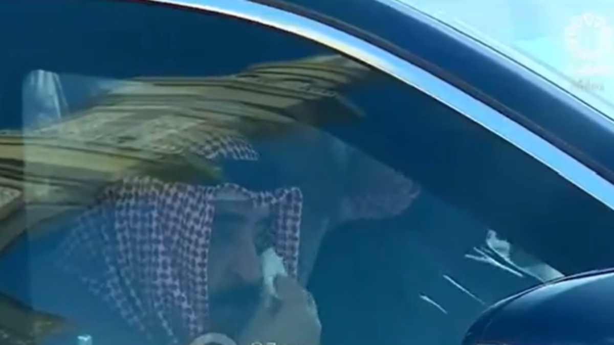 فيديو لأمير الكويت يذرف الدموع على أخيه الراحل