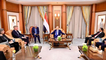 رئيس مجلس القيادة الرئاسي اليمني رشاد العليمي يستقبل المبعوث الأممي هانس غروندبرغ