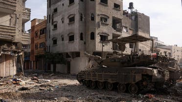 مشاهد من غزة - دبابة إسرائيلية داخل أحد الأحياء بغزة - رويترز