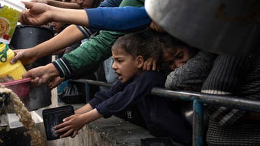 نازحون يعانون شح الغذاء في غزة (أسيوشييتد برس)