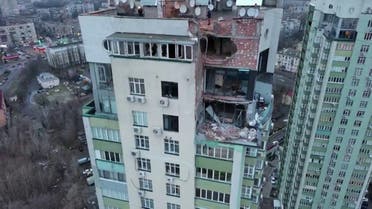 تضرر مبنى سكني في #كييف بعد هجوم بالطائرات المسيرة الروسية #العربية 