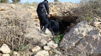 العثور على أسلحة وذخائر مخبأة داخل مغارة جبلية في ليبيا