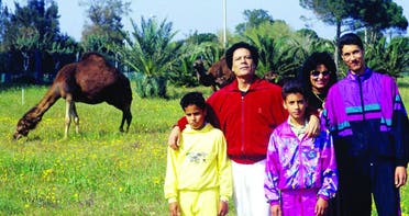 القذافي في صورة أرشيفية مع زوجته صفية وأبنائه سيف العرب وخميس والمعتصم بالله (غيتي)