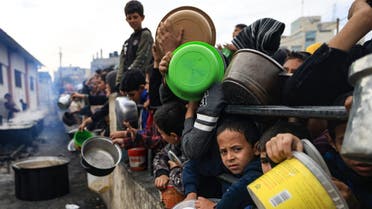 مشاهد من غزة - أطفال نازحون من غزة يحاولون الحصول على الطعام 2- فرانس برس