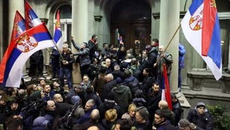 صدامات بالعاصمة الصربية بين الشرطة ومتظاهرين رافضين لنتائج الانتخابات 