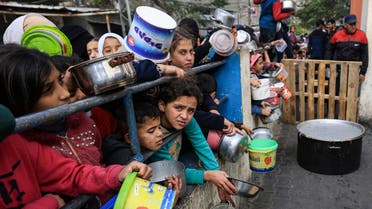 مشاهد من غزة - أطفال نازحون من غزة يحاولون الحصول على الطعام - فرانس برس