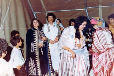 صورة أرشيفية للرئيس الراحل معمر القذافي وزوجته صفية خلال حفل زواج أحد أفراد العائلة (أ.ف.ب)