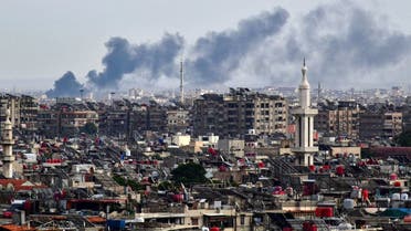 El humo se eleva sobre los edificios después de un ataque israelí en las afueras de Damasco, Siria, el 22 de noviembre de 2023. (AFP)
