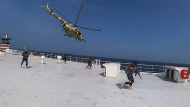 Esta fotografía publicada por los hutíes de Yemen muestra a las fuerzas hutíes abordando el carguero Galaxy Leader en el Mar Rojo el 19 de noviembre de 2023. (AP)