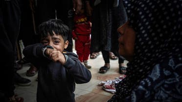 مشاهد من غزة - طفل يبكي ذويه الذين قضوا بالقصف الإسرائيلي على غزة - فرانس برس