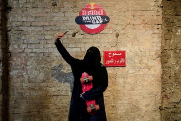 Nour Mohamed, 27, an Egyptian woman skateboarder wearing a full veil (niqab), takes a selfie with her board during the Red Bull Mind the Gap first skateboarding event in Egypt, inside Townhouse Gallery near Tahrir Square, amid the coronavirus disease (COVID-19) pandemic in Cairo, Egypt February 27, 2021. (File photo: Reuters)