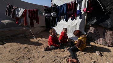 أطفال نازحون في جنوب قطاع غزة - رويترز
