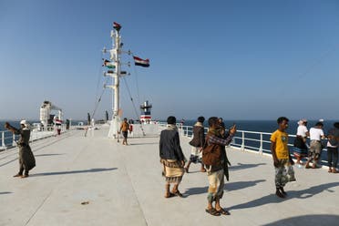 مسلحون حوثيون على متن سفينة مختطفة (رويترز)