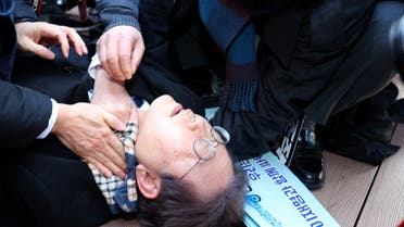زعيم المعارضة في كوريا الجنوبية يتعرض للطعن - رويترز