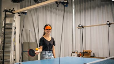 طالبة أسترالية تجرب ابتكارا لمساعدة المكفوفين على لعب تنس الطاولة 