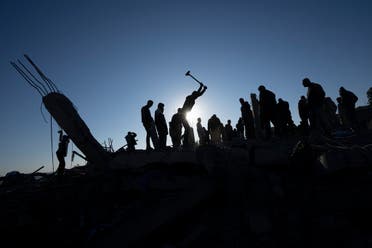 فلسطينيون يبحثون عن ناجين إثر قصف مبنى في رفح