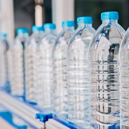 مخاطر المواد البلاستيكية بالمياه المعبأة.. دراسة جديدة تكشف