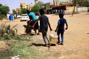 السودان - مواطنون في العاصمة الخرطوم ينقلون المياه - رويترز
