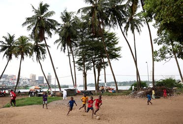 أطفال يلعبون كرة القدم في أبيدجان