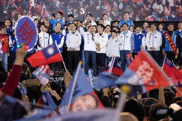 المرشح الرئاسي التايواني لحزب "الكومينتانغ" المعارض هو يو- إيه (في الوسط) خلال تجمع انتخابي - فرانس برس