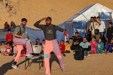 Palestinian children watch a performance during an activity aimed to support their mental health, amid continuing battles between Israel and the militant group Hamas, on December 18, 2023 in Rafah in the southern Gaza Strip. (File photo: AFP)