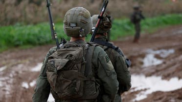 Soldados israelíes patrullan un área cerca del kibutz norte de Kfar Blum, cerca de la frontera con el Líbano, después de que Hezbolá dijera que sus combatientes llevaron a cabo un ataque aéreo con dos drones contra un sitio del sistema de defensa aérea israelí en la región fronteriza el 25 de enero de 2024, en medio de continuas Batallas entre Israel y militantes palestinos de Hamás en la Franja de Gaza. (Foto de jalaa marey / AFP)