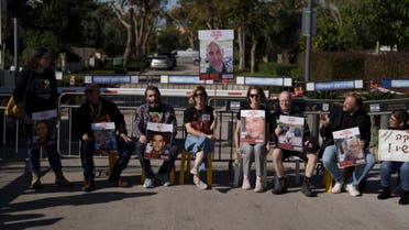 أهالي الأسرى الإسرائيليين خلال تظاهرة في تل أبيب(أرشيفية-أسوشييتد برس)