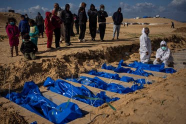 دفن قتلى سقطوا في غزة إثر القصف الإسرائيلي