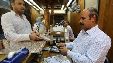 Un cliente cambia dólares estadounidenses a libras egipcias en una oficina de cambio en el centro de El Cairo, Egipto, el 3 de noviembre de 2016. (Reuters)
