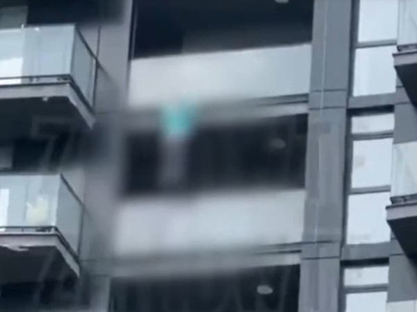 فيديو لـ"منتحر محظوظ".. قفز من الطابق الـ15 ونجا من الموت بأعجوبة!