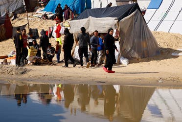 Pengungsi Palestina, yang meninggalkan rumah mereka akibat serangan Israel, berlindung di tenda kamp di tengah konflik yang sedang berlangsung antara Israel dan Hamas, di Rafah di Jalur Gaza selatan, pada 6 Februari 2024. (Reuters)