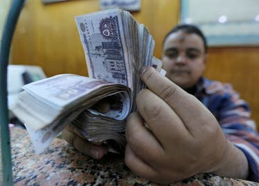 An employee counts Egyptian pounds in a foreign exchange office in central Cairo, Egypt December 27, 2016. (Reuters)