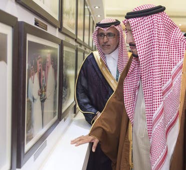 الطريف خلال معرض الصور مع الملك سلمان