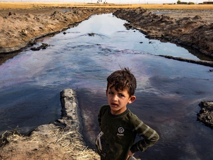 نهر يصب في الفرات يقلق سوريا.. بقع نفط تطفو على سطحه
