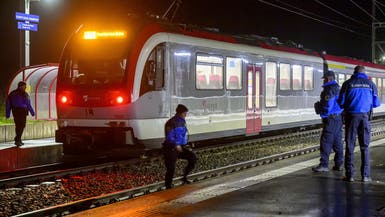 الشرطة السويسرية تقتل إيرانياً بعد احتجازه رهائن في قطار