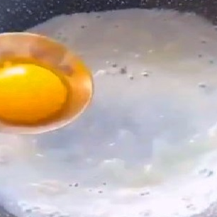 شاهد طريقة جديدة لقلي البيضة ينطوي البياض فيها على الصفار