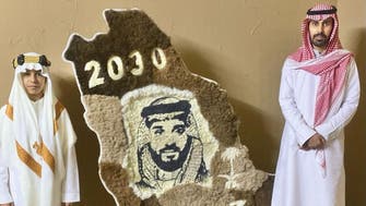 طفل سعودي يرسم خريطة المملكة من وبر الإبل.. ووالده يروي