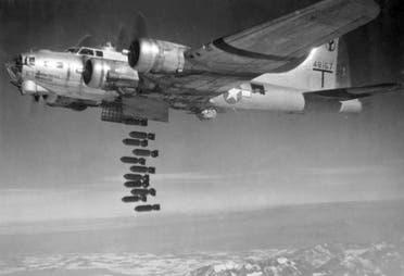 بي 17 القلعة الطائرة أثناء استهدافها لمواقع ألمانية بالحرب العالمية الثانية