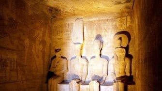 آلاف السائحين يشاهدون تعامد الشمس بمعبد أبوسمبل في مصر
