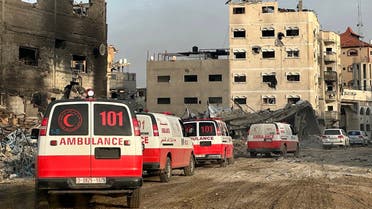 Esta fotografía tomada el 18 de febrero de 2024 por la Organización Mundial de la Salud (OMS) muestra un convoy de ambulancias durante una misión de la OMS, la agencia humanitaria de la ONU OCHA y la Media Luna Roja Palestina para evacuar a pacientes del hospital Nasser en Khan Yunis, en el sur de la Franja de Gaza. , en medio de los continuos combates entre Israel y el grupo militante palestino Hamas.  La Organización Mundial de la Salud dijo el 20 de febrero de 2024 que había trasladado a 32 pacientes fuera del asediado Hospital Nasser en el sur de Gaza, pero dijo que temía por los pacientes y los médicos que aún estaban dentro.  (AFP)