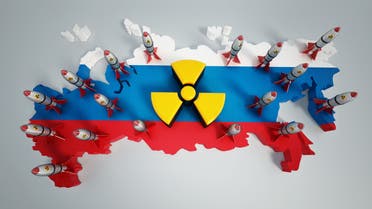 Grupo de armas nucleares y símbolo de radiación en el mapa de Rusia en los colores de la bandera rusa foto de archivo