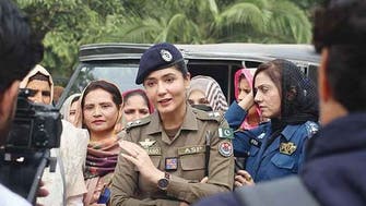 خاتون کو مشتعل ہجوم سے بچانے والی پولیس افسر کی تعریفیں