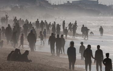من شاطئ غزة (رويترز)