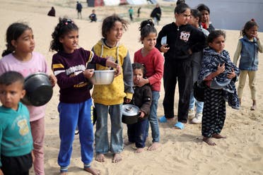 نازحون فلسطينيون ينتظرون تلقي مساعدات غذائية (أرشيفية- رويترز)