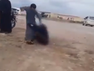 فيديو أشعل نار السوريين.. انهالوا ضرباً على فتاة بالرقة