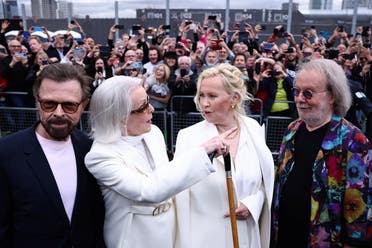 Los miembros de la banda de música sueca ABBA llegan para la presentación inaugural del concierto “ABBA Voyage” en Londres, Gran Bretaña, el 26 de mayo de 2022. (Reuters)