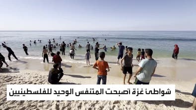 النازحون الفلسطينيون يستريحون من رائحة البارود بالذهاب إلى شواطئ رفح