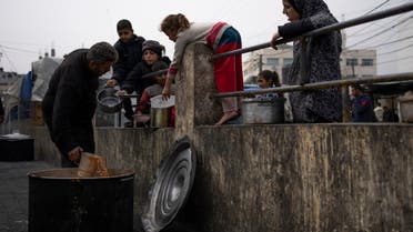 Οι Παλαιστίνιοι κάνουν ουρά για ένα δωρεάν γεύμα στη Ράφα της Λωρίδας της Γάζας, Παρασκευή, 16 Φεβρουαρίου 2024. Οι διεθνείς υπηρεσίες βοήθειας λένε ότι η Γάζα υποφέρει από ελλείψεις σε τρόφιμα, φάρμακα και άλλες βασικές προμήθειες ως αποτέλεσμα του πολέμου μεταξύ Ισραήλ και Χαμάς.  (AP Photo/Fatima Shbair)