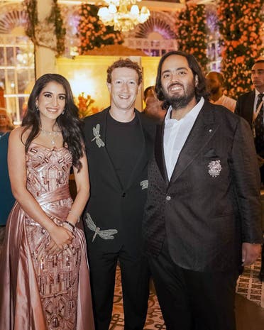 مارك زوكربيرغ مع ابن الملياردير الهندي موكيش أمباني أنانت وخطيبته راديكا ميرشانت (أ.ب)
