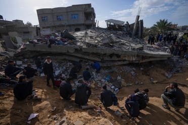 Palestinos buscan cadáveres y sobrevivientes entre los escombros de un edificio residencial destruido en un ataque aéreo israelí en Rafah, Franja de Gaza, el lunes 4 de marzo de 2024. (AP)